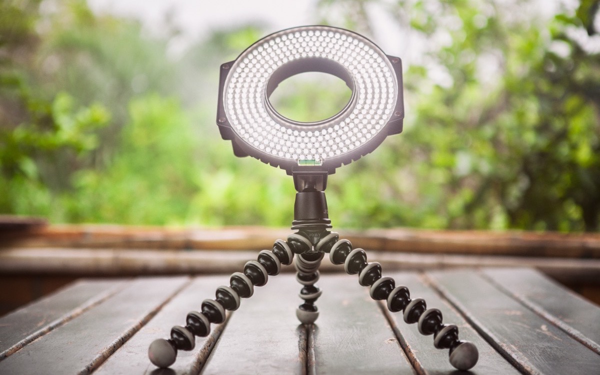 Aro de luz LED sobre un tripié flexible, equipo habitual de creadores de contenido