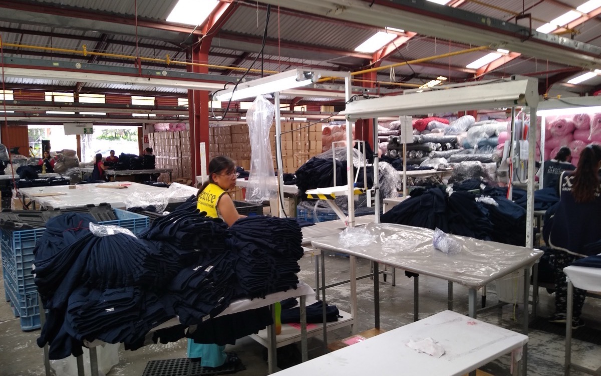 Interior de una planta de manufactura textil en México